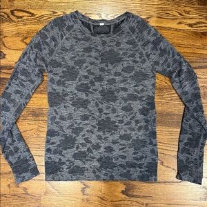 ATHLETA Momentum Seamless Floral Long Sleeve w Thumb Holes